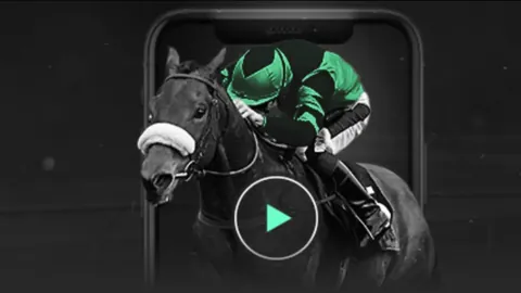 西班牙女足主帅普特拉斯遭解雇：曝光职业球员待遇缺失真相